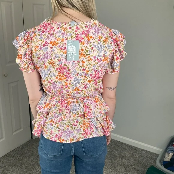 Floral Short Sleeve Blouse NWT - Picture 2 of 3